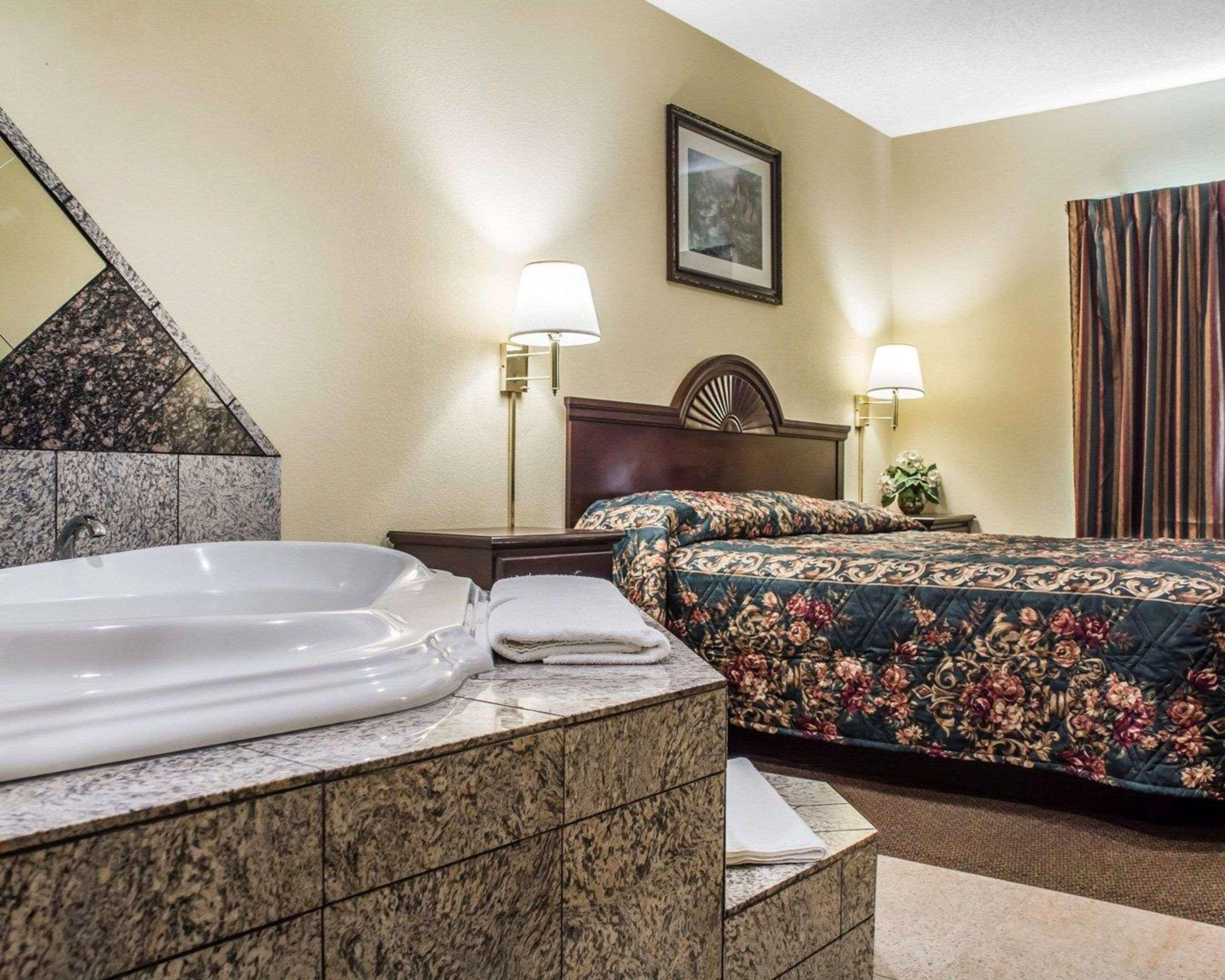 Econo Lodge & Suites Airport North Syracuse Esterno foto